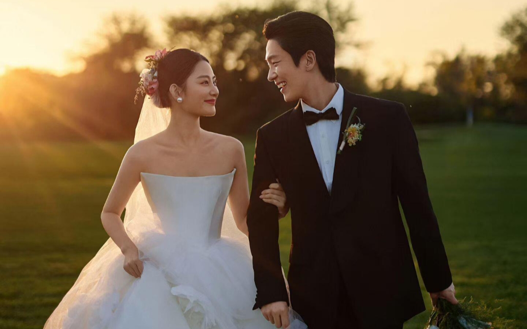 夕陽下的浪漫，婚紗與草地的完美邂逅！