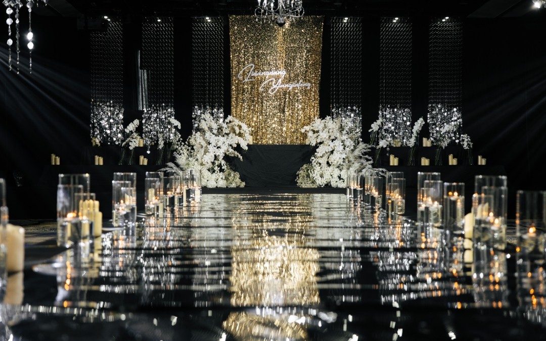 以白色花艺为主，演绎酒店婚礼的简雅之美