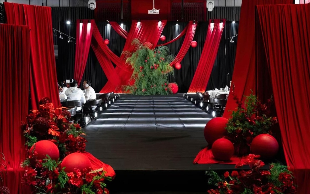 【巴黎婚礼】室内红色布幔婚礼