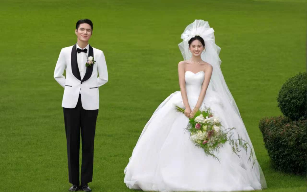  草坪上的誓言，手捧花的溫柔，每一幀都是愛的見證