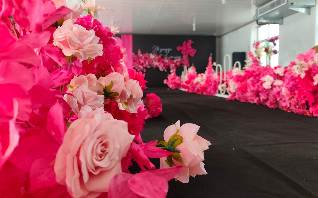 以玫红色为基调的室内陈设设计