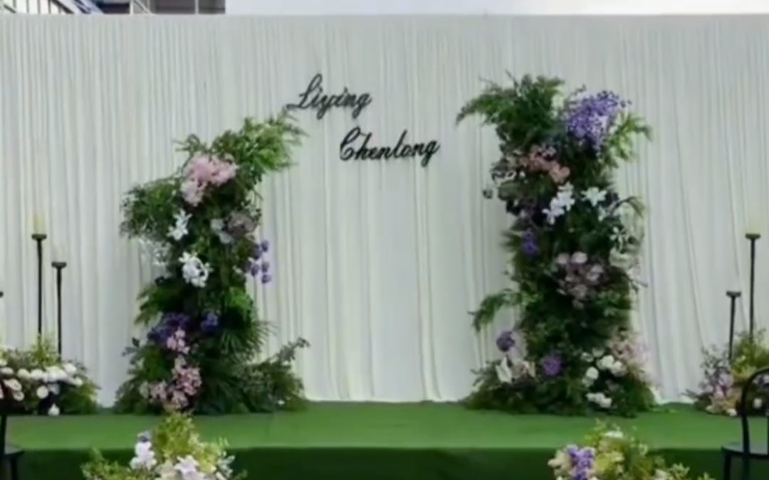 奶白纱幔+粉紫花艺直接戳中我的心巴！黑椅子配小粉