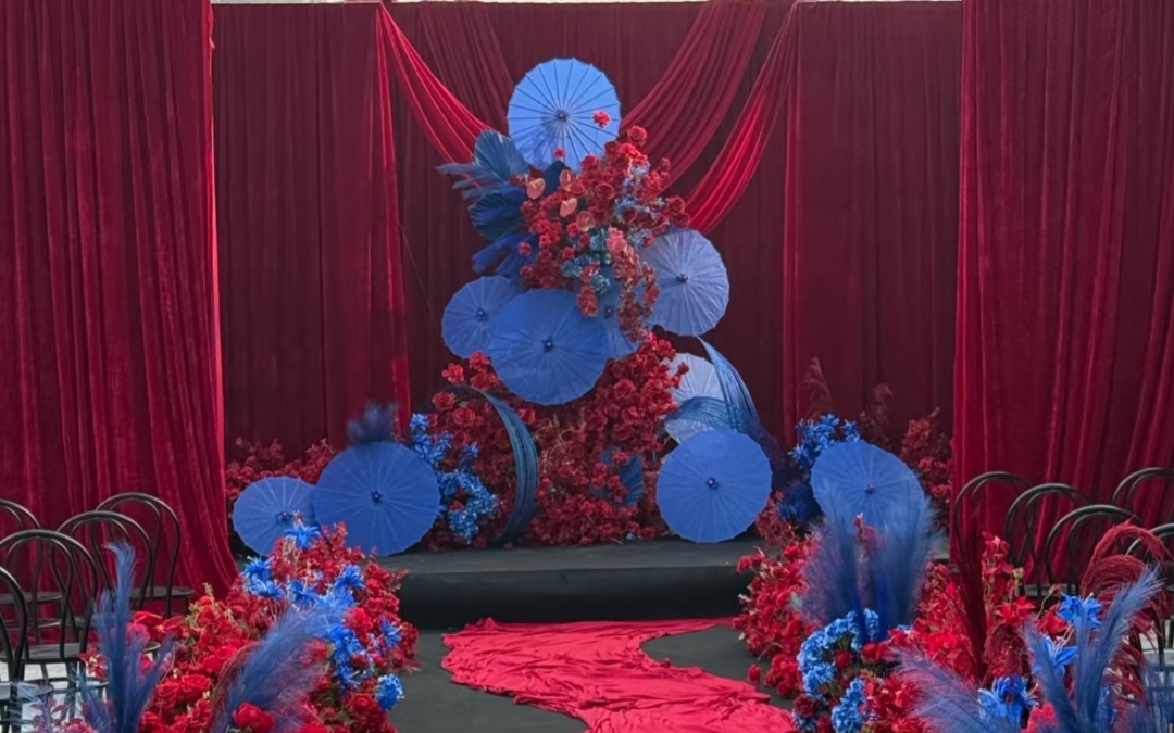 紅藍(lán)撞色婚禮現(xiàn)場