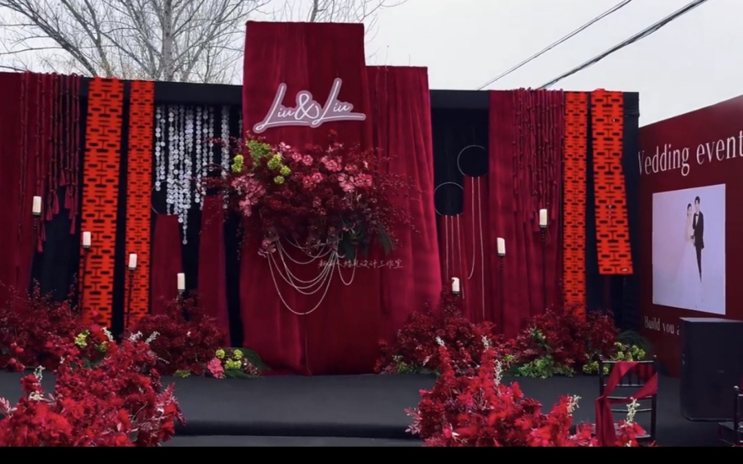 紅韻點(diǎn)綴戶外，幸福時刻啟程
