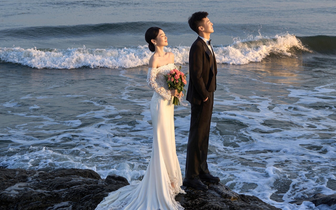 海浪拍打着礁石，爱意在风中弥漫。  
