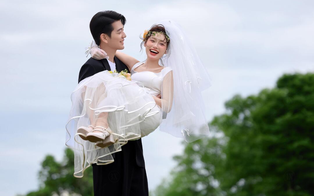 在绿意盎然的草坪上，手捧鲜花，你是我美丽的风景。