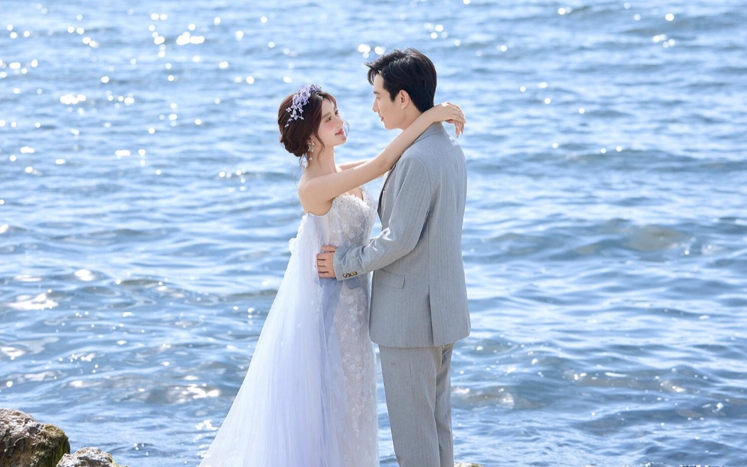 波光粼粼的海景婚紗照