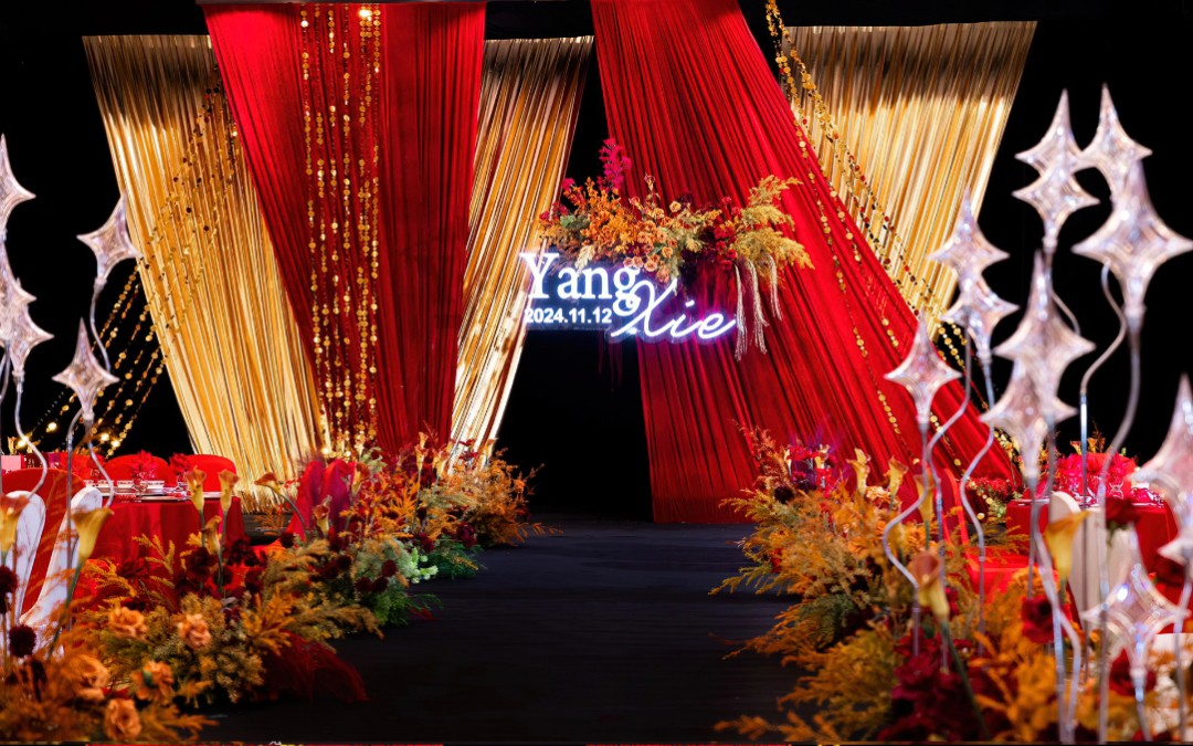 經(jīng)典紅與鎏金交織的復古韻致