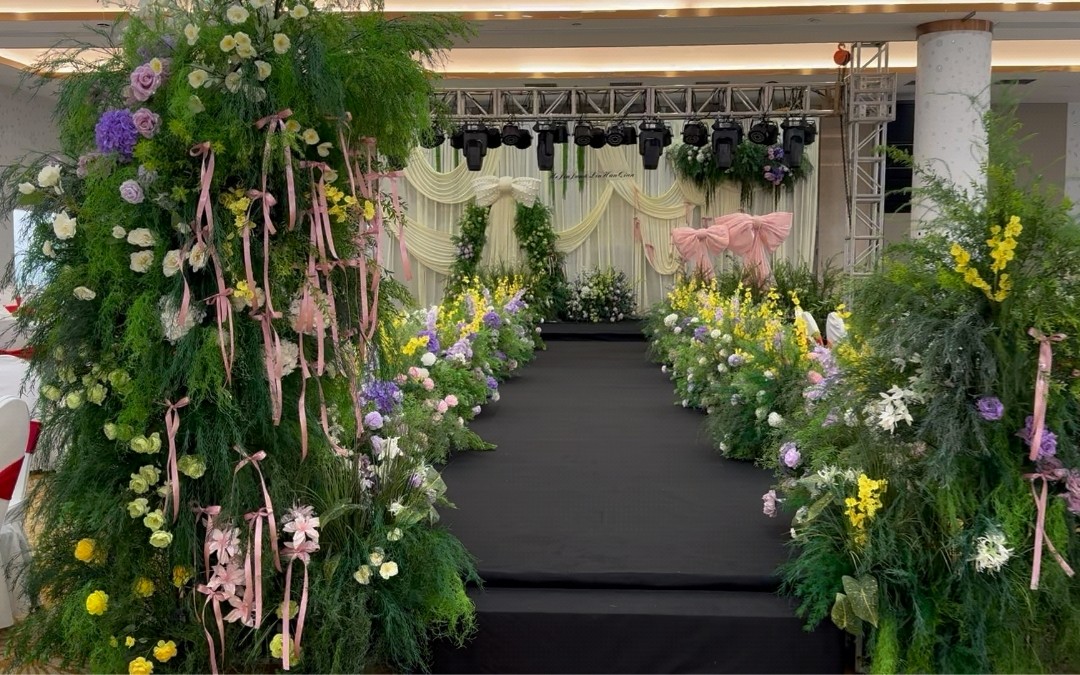 綠植縈繞間，邂逅清新婚禮時(shí)光