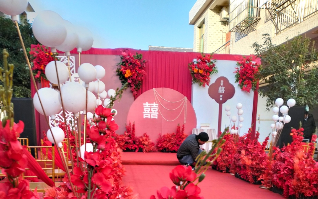 马坳镇这条巷子今天直接变身“幸福通道”！红绸一铺