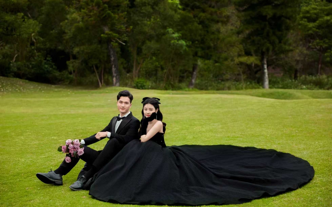 黑纱草坪婚纱照