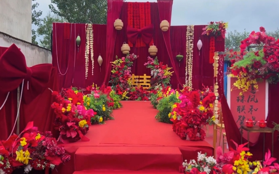 朱紅布幔垂落如畫