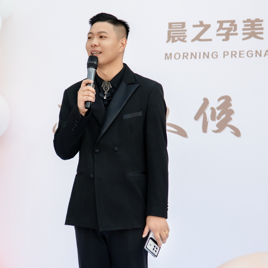 主持人李彦