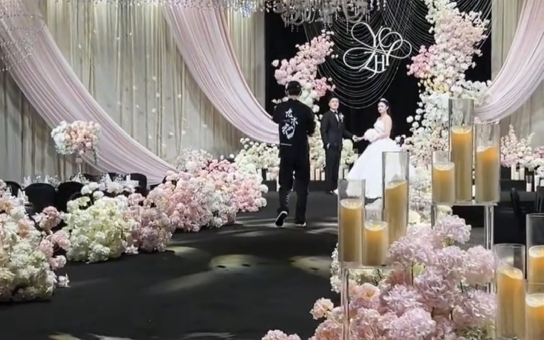 粉白玫瑰交織，布幔輕垂，流蘇搖曳的雅致婚禮