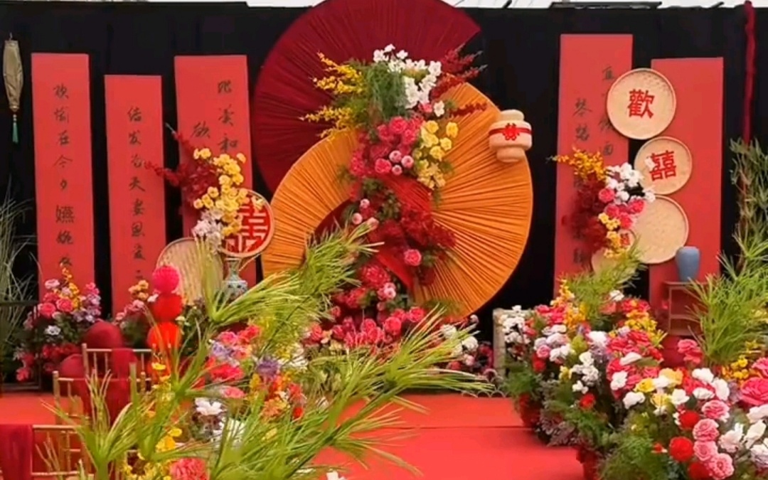 老家红色户外婚礼布置