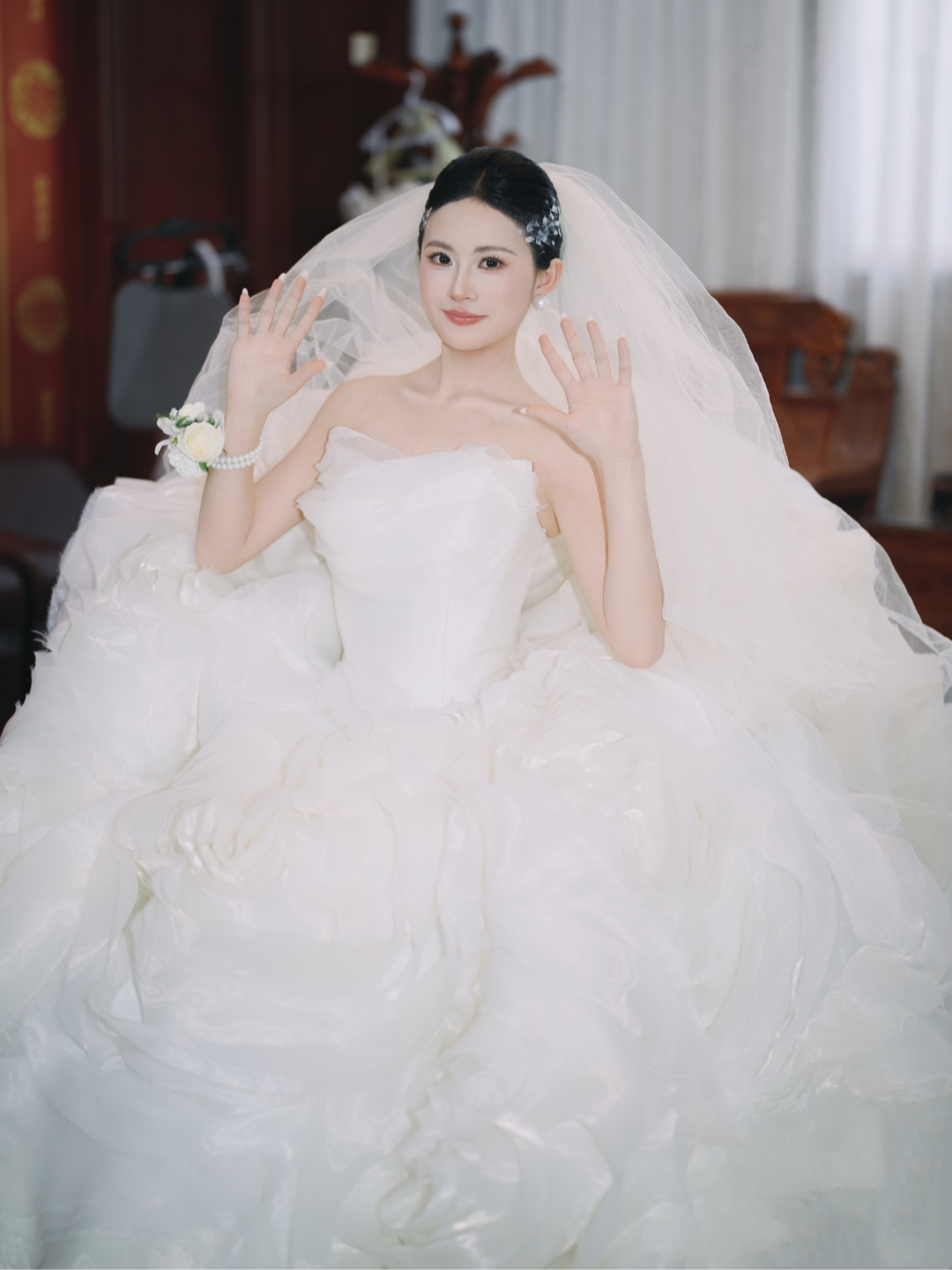 高级精致仪式主纱造型1680元老师全天跟妆