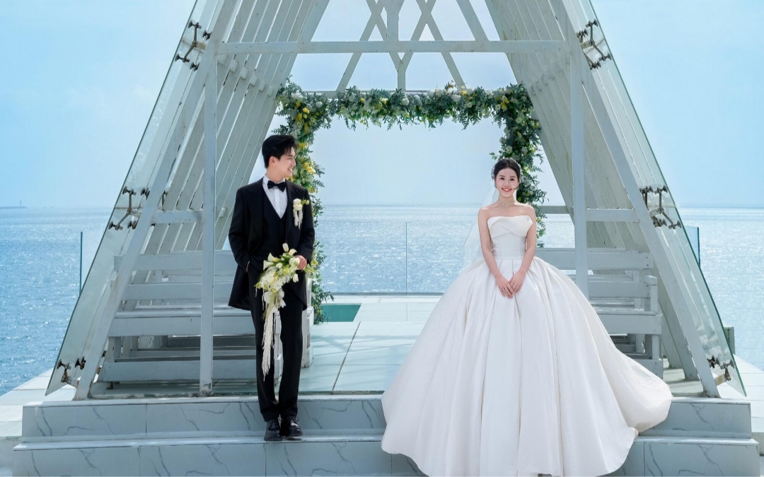 海风轻拂，白纱飘扬，爱在蔚蓝间绽放。