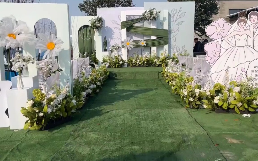 光影交织的草坪婚礼氛围