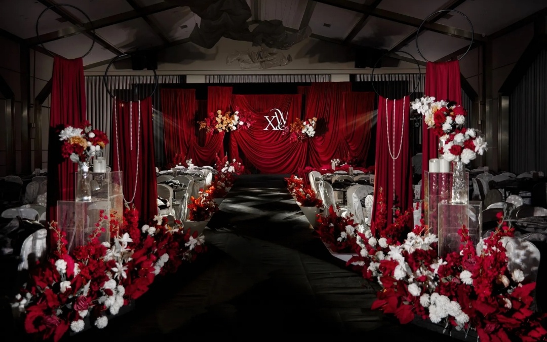 红色碰撞黑色，演绎经典色彩的深邃对话