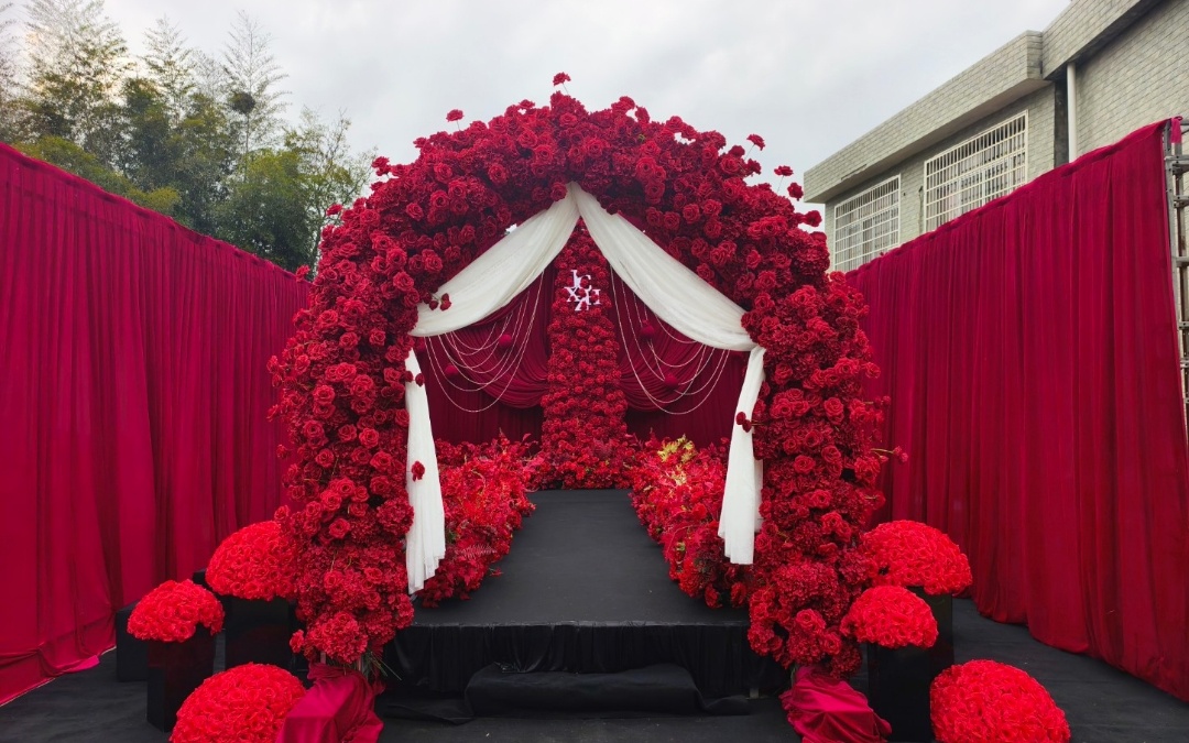 這款紅色布幔在家門口鋪展，溫潤悅目