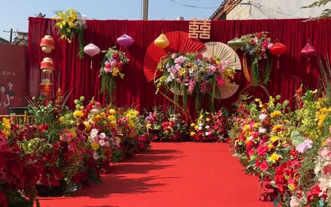 红色布幔户外婚礼