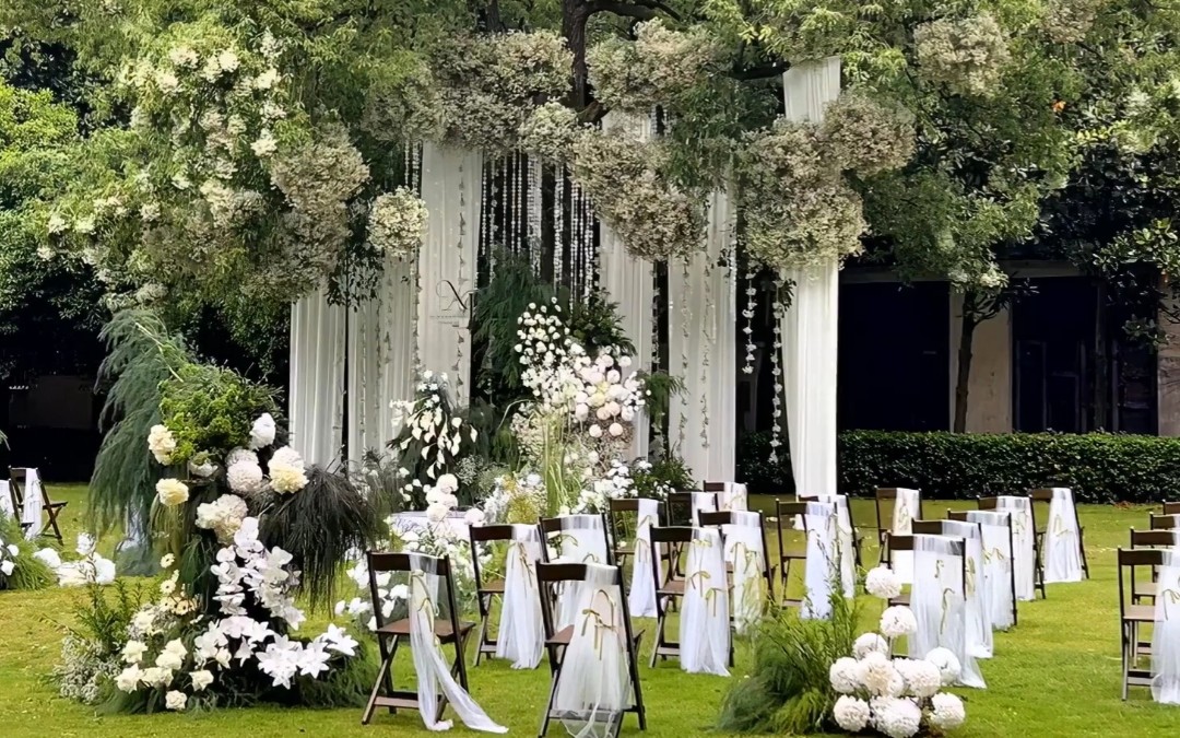 自然轻森系白绿户外草坪婚礼