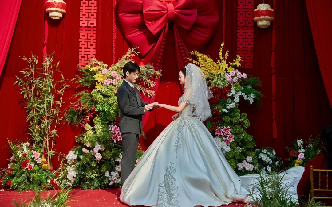 这场复古浪漫的红色蝴蝶结婚礼也太有感觉了