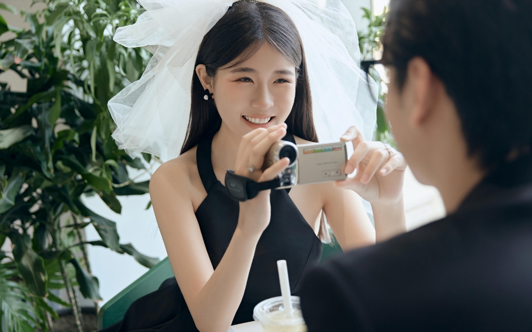 街拍 | 韩系咖啡馆的黑色短裙浪漫