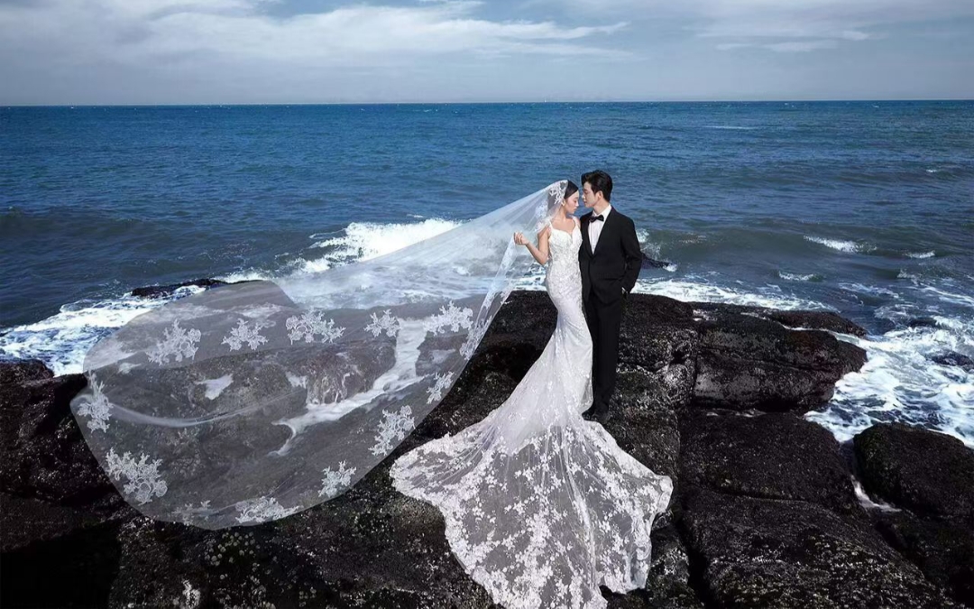 誰(shuí)懂這種感覺(jué)！氛圍感礁石海景婚紗照