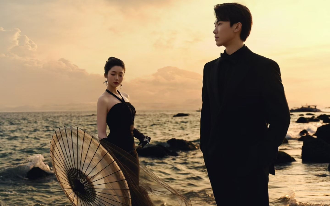 礁石边的浪漫誓言，海风中编织爱的婚纱照