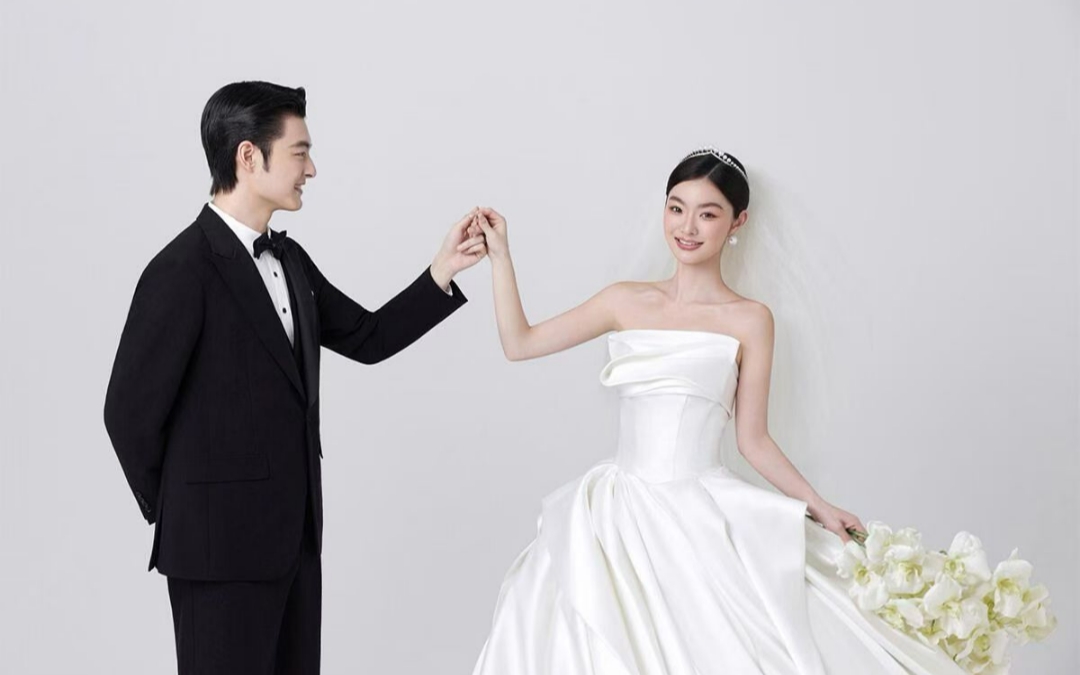 極簡唯美室內(nèi)婚紗照