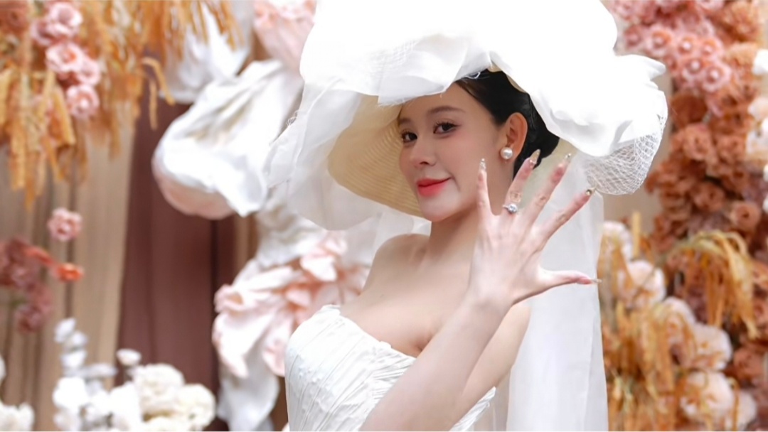 他们说这主持有小资产主义调调