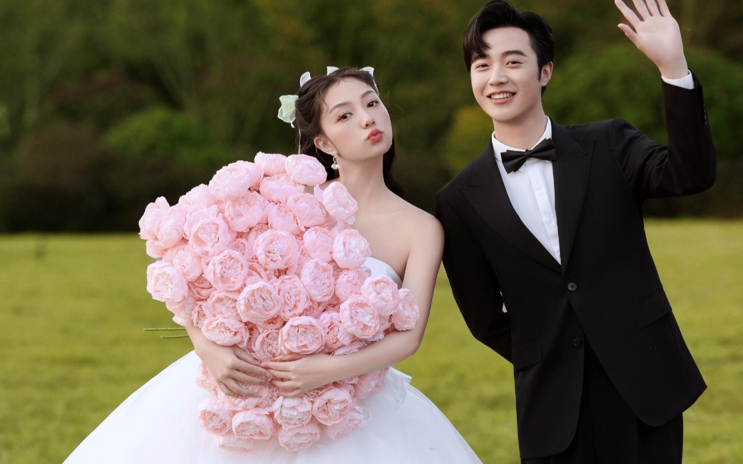  绿茵为证，爱意绵长。携手共度每一个春夏秋冬