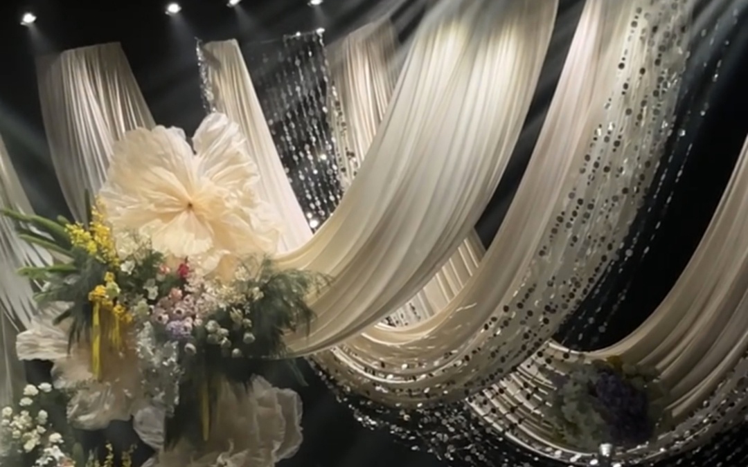 水晶般通透的婚礼，布幔柔美飘动
