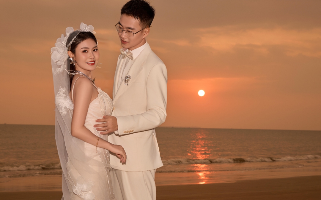 夕陽下的浪漫誓言，婚紗與海的完美邂逅。