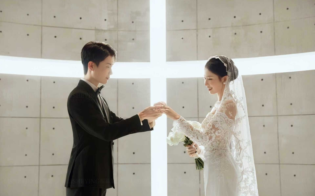 教堂十字架婚纱照✨拍出了人生电影封面