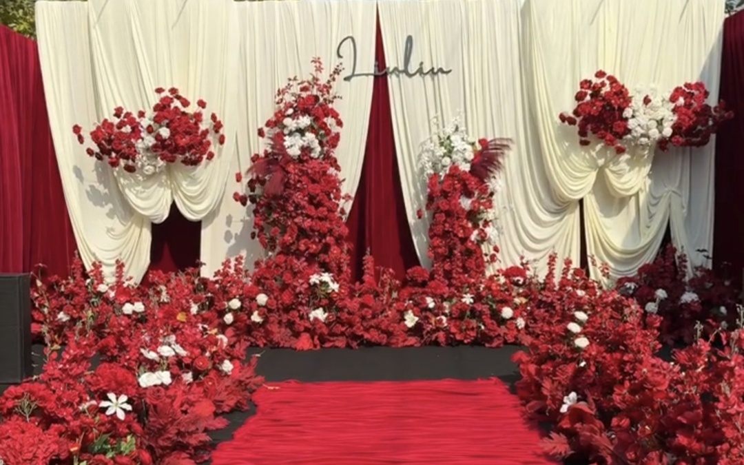 白幔輕揚，紅白玫瑰交織，演繹典雅喜慶婚禮