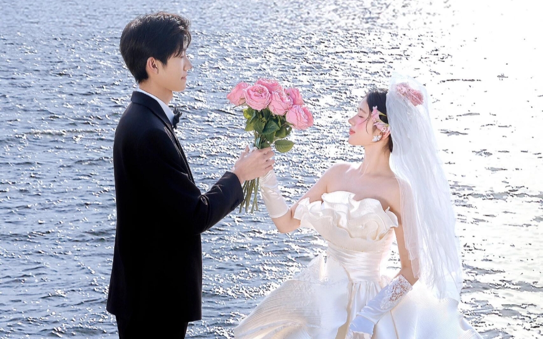 以海为证，白纱为媒，粉花承喜，定格此生温柔。