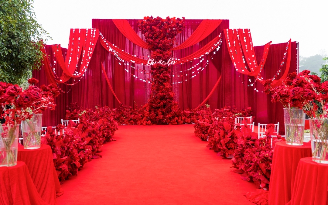 復古紅幔縈繞，婚典氛圍溫暖莊重