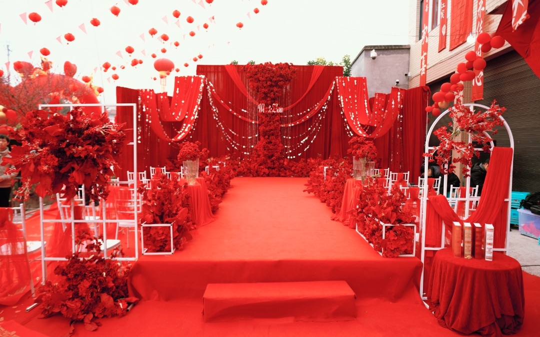 明艳红色，传递温暖与活力