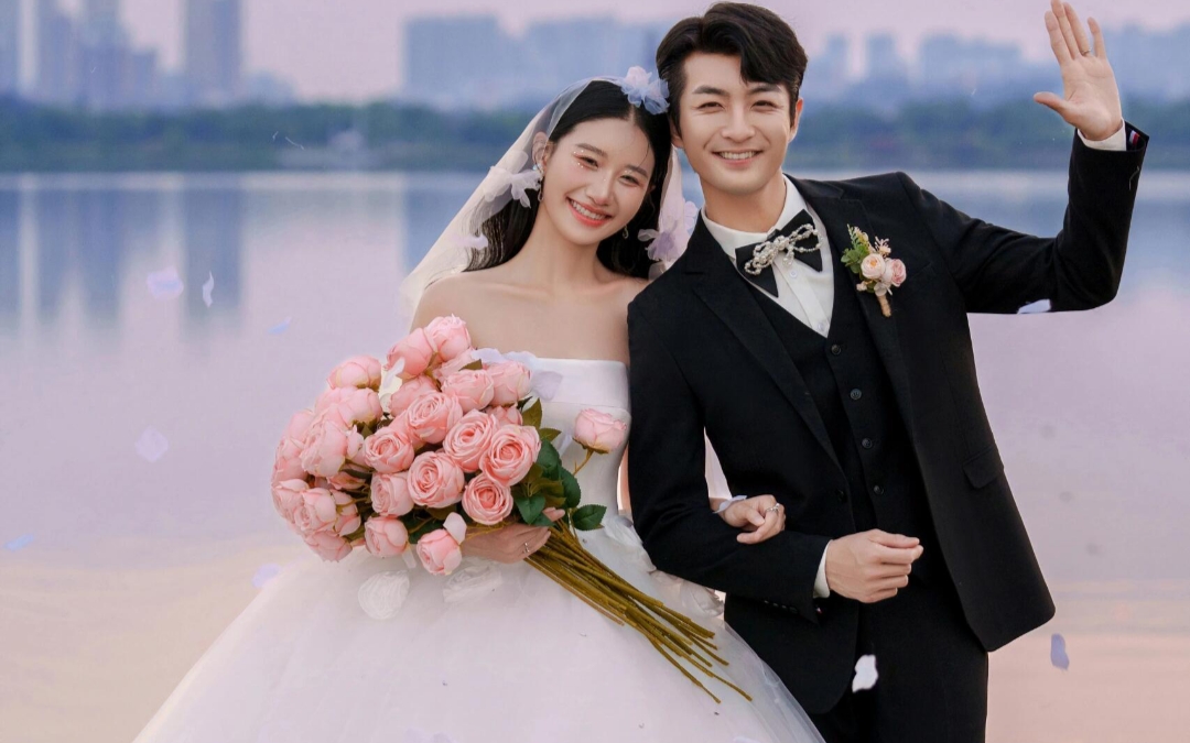 在湖畔的柔光中，我們許下永恒的諾言。