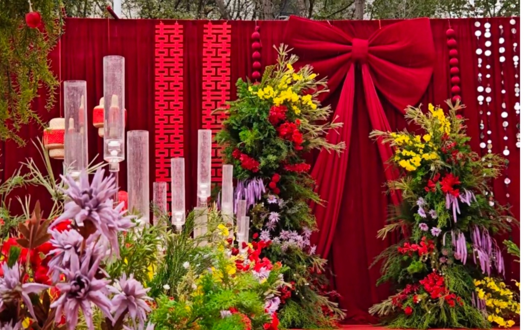 农村老家门口的热烈红色婚礼