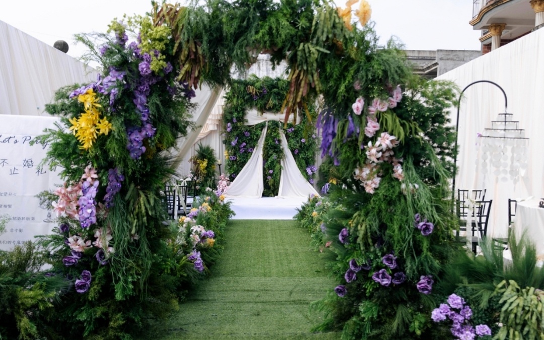 农家小院花墙为幕，婚礼温馨如诗