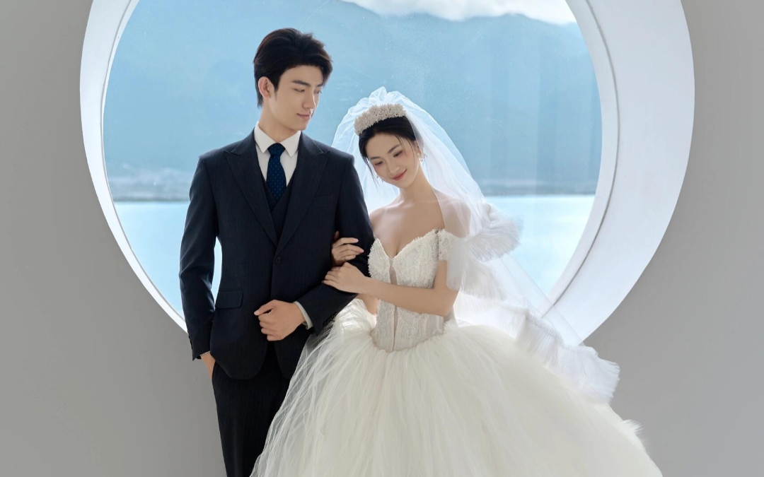 浪漫的瞬间，定格在这一吻。