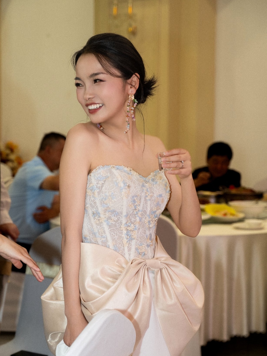 纱裙缀花，笑里裹甜：宴会上的新娘/麓白