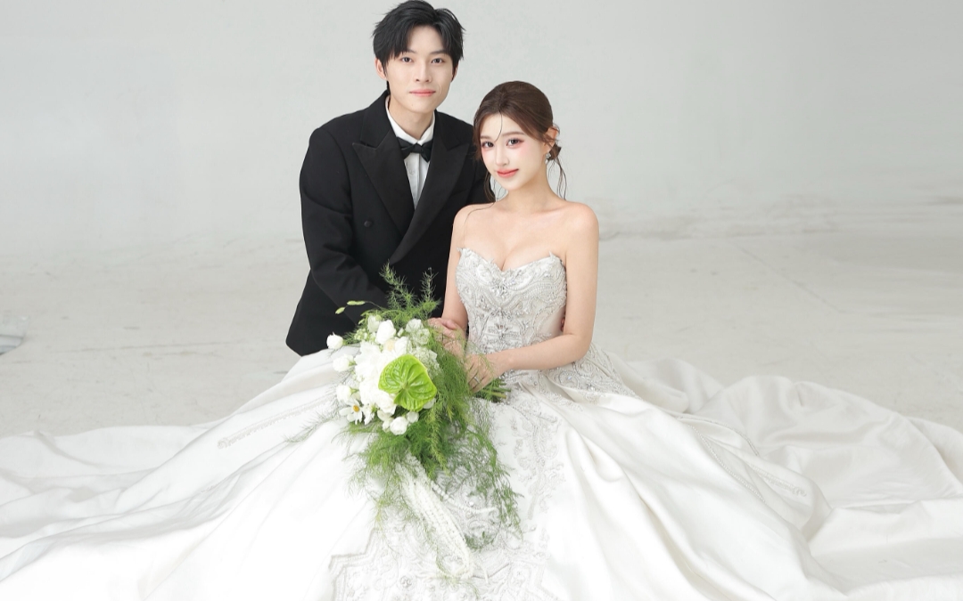 三亞室內(nèi)極簡(jiǎn)婚紗照