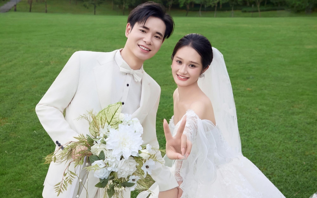 草坪上的浪漫，婚纱下的誓言。