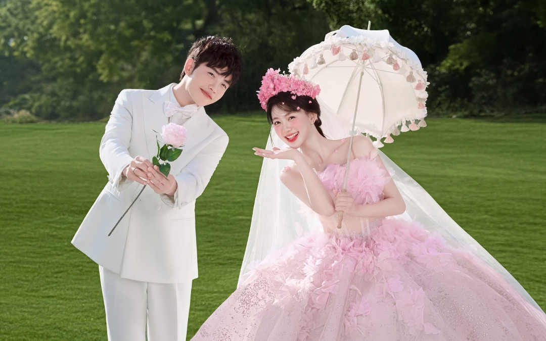 【婚纱照】粉纱落草，与你撞个满怀