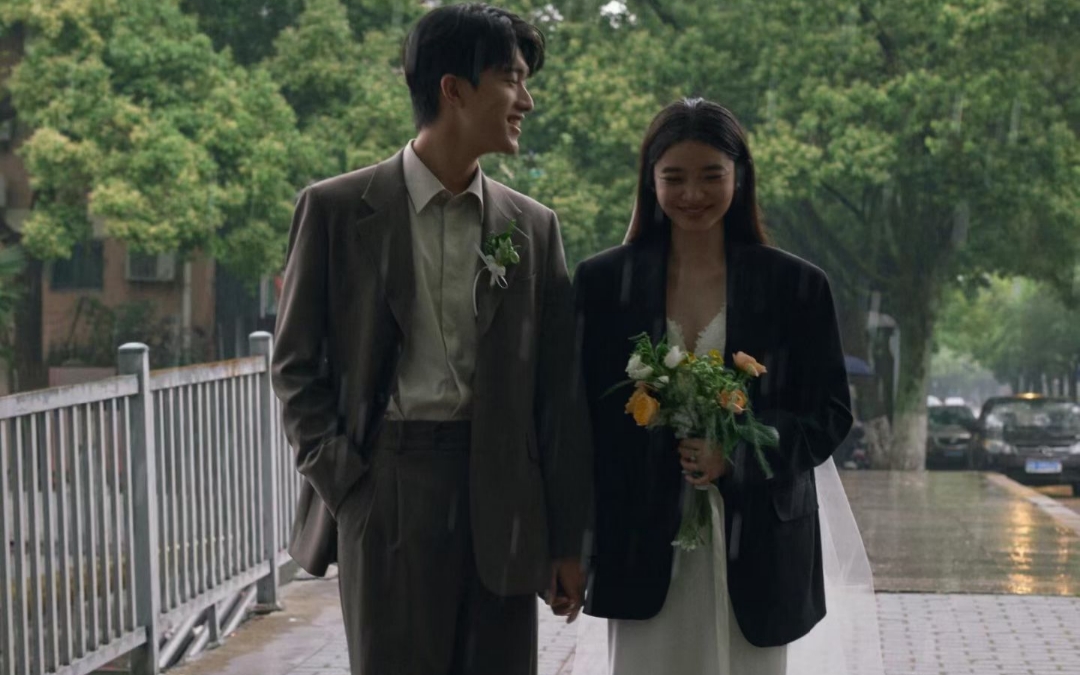 ?以時下流行的年輕紀實手法拍攝
?畫面松弛甜蜜 