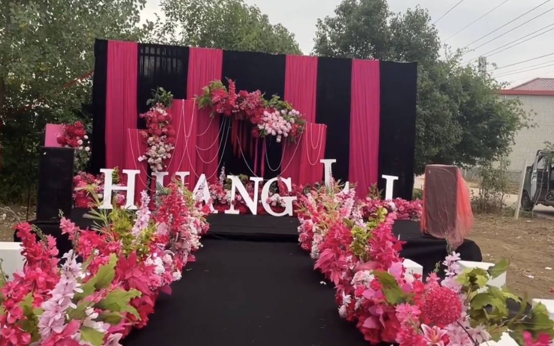 玫紅點(diǎn)綴戶外婚禮，浪漫氛圍自然流淌
